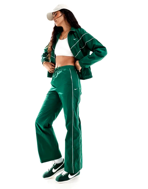 Nike Nike windrunner trackpant in green - MGREEN