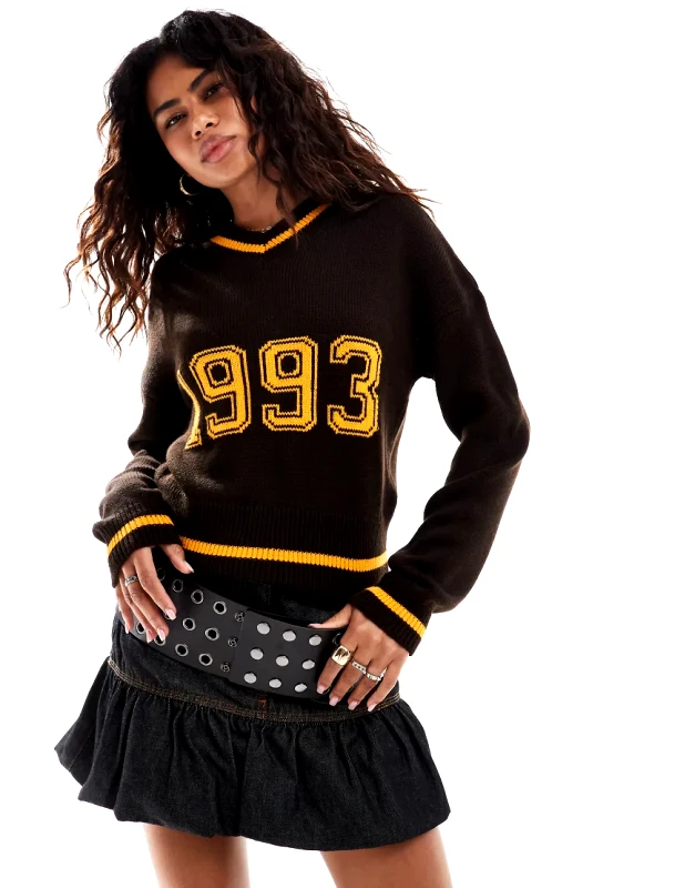 Collusion COLLUSION V-neck 1993 slogan knit jumper in brown-Neutral