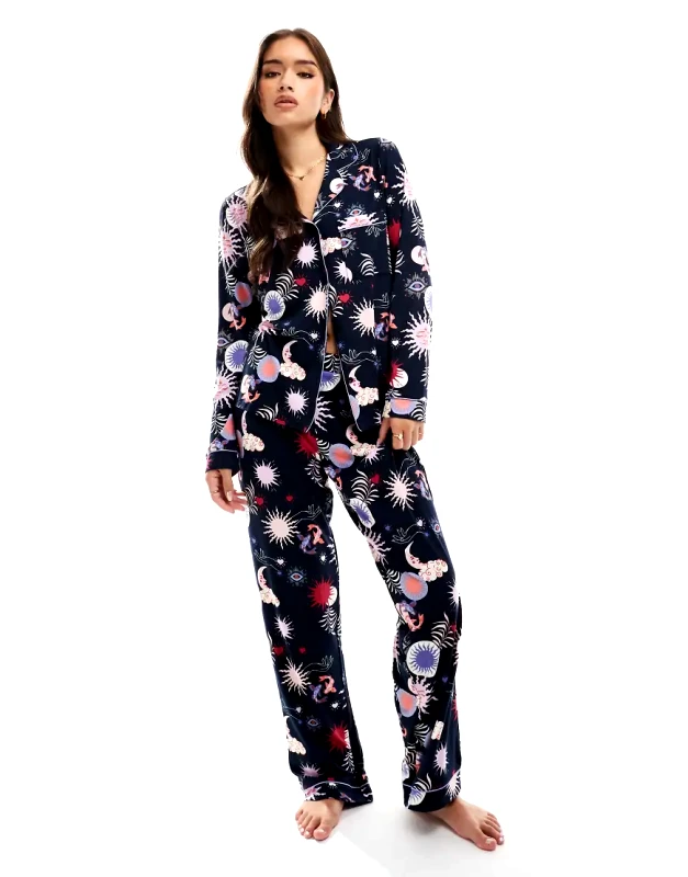 Chelsea Peers Chelsea Peers poly long sleeve revere and trouser pyjama set in sun print-Multi