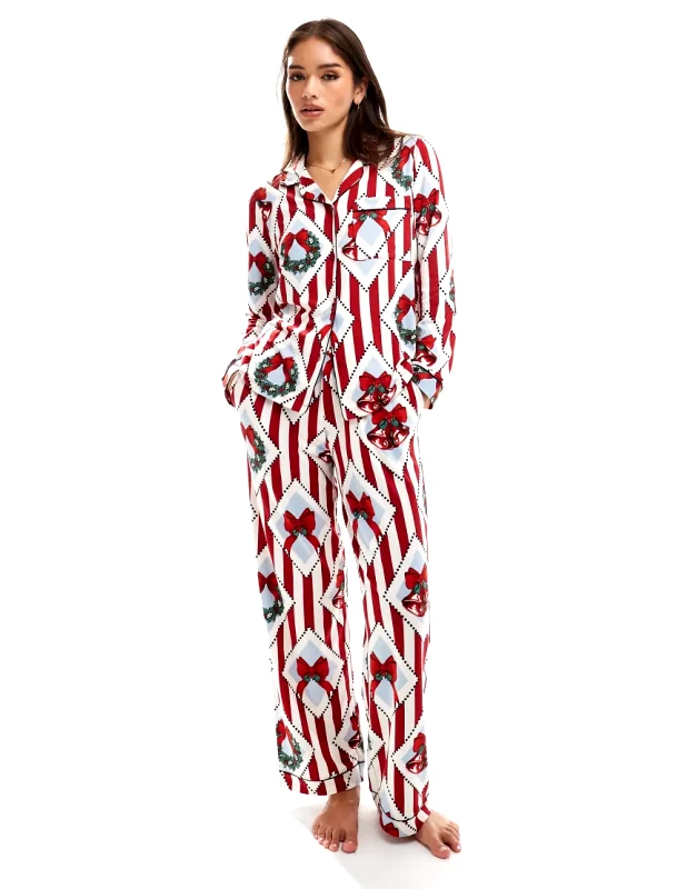 Chelsea Peers Chelsea Peers poly Christmas vintage print long sleeve revere and trouser pyjama set in multi
