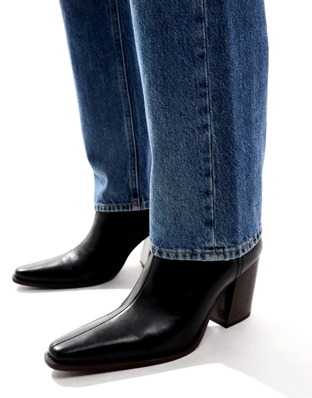 ASOS DESIGN ASOS DESIGN heeled chelsea boot in black leather with natural sole