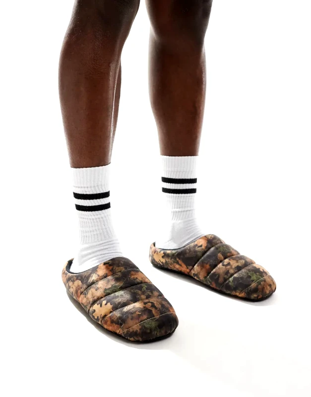 ASOS DESIGN ASOS DESIGN puffer slippers in real tree print-Green