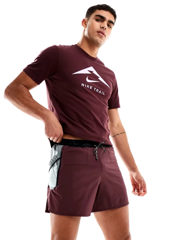 Nike Running Trail logo 5 inch shorts in burgundy-Red φωτογραφία
