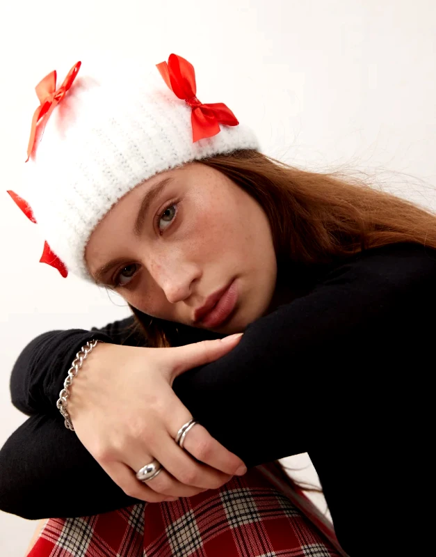 Reclaimed Vintage Reclaimed Vintage beanie with red bows in white