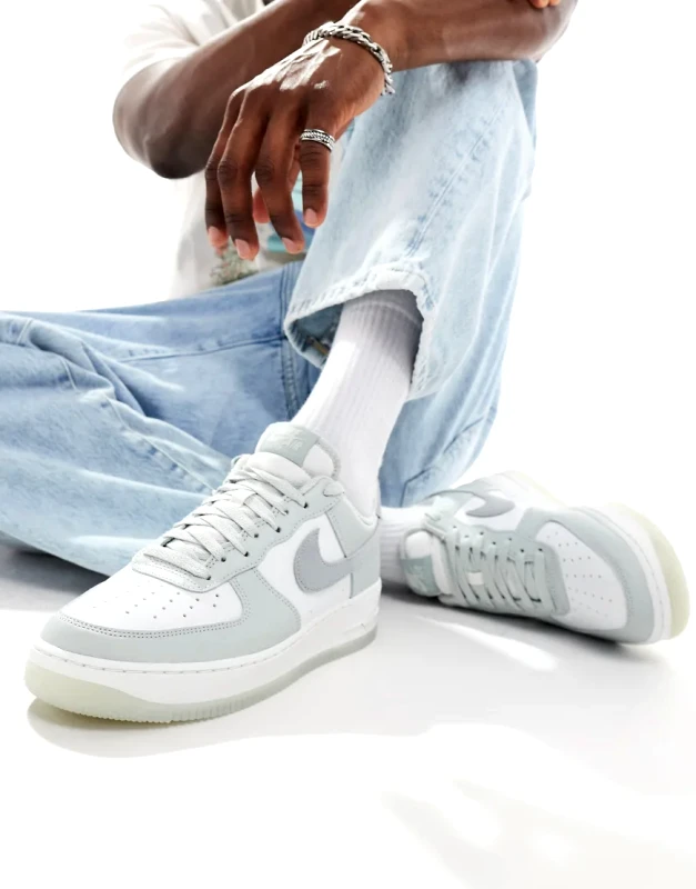 Nike Nike Air Force 1 '07 trainers in grey and white