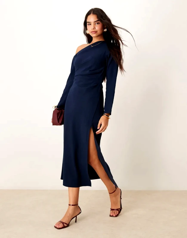 Nobody's Child Nobody's Child Katty off shoulder midaxi dress with split in navy-Blue