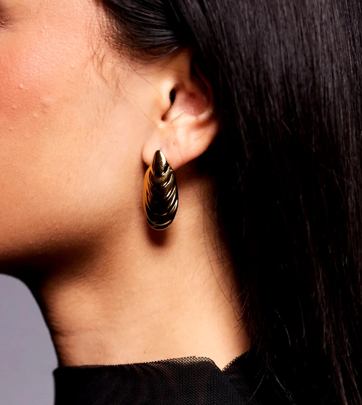 8 Other Reasons 8 Other Reasons ridged large stud earrings in 18k gold plated