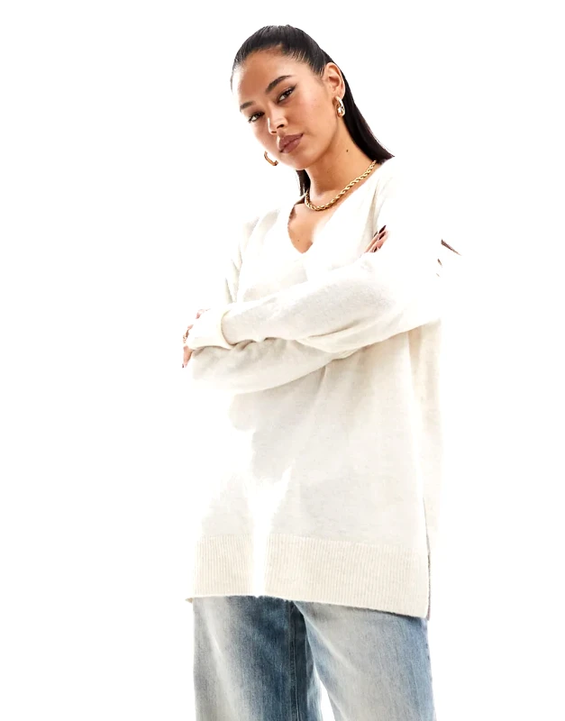 Vero Moda Vero Moda longline soft jumper in cream-White