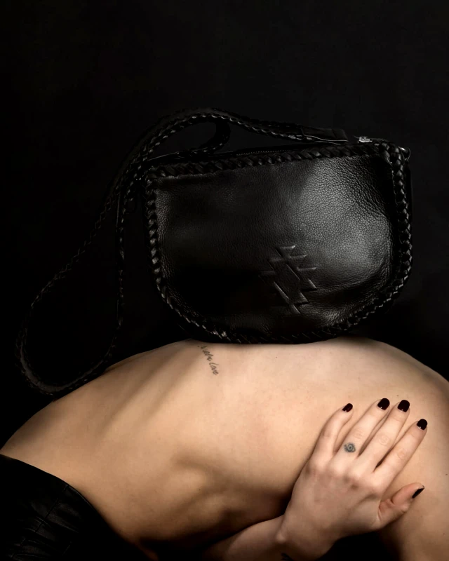 PEACE AND CHAOS Γυναικεία Saddle Τσάντα Peace And Chaos - The Karma Crossbody