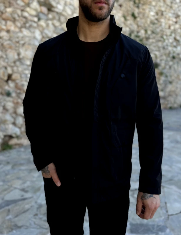 Hi Men Ανδρικό μαύρο ελαφρύ μπουφάν με γιακά και ίσιο τελειώμα HM264085M