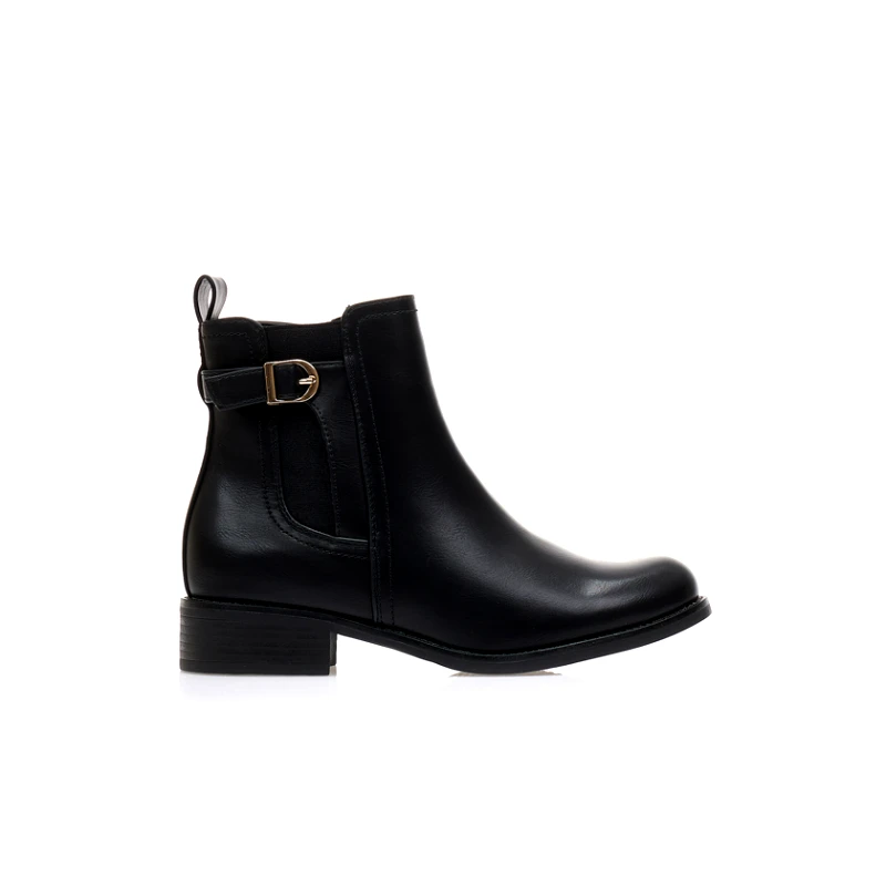 Tsoukalas Μποτάκια μαύρα δερματίνη με διακοσμητική αγκράφα και λάστιχο ΜΑΥΡΟ