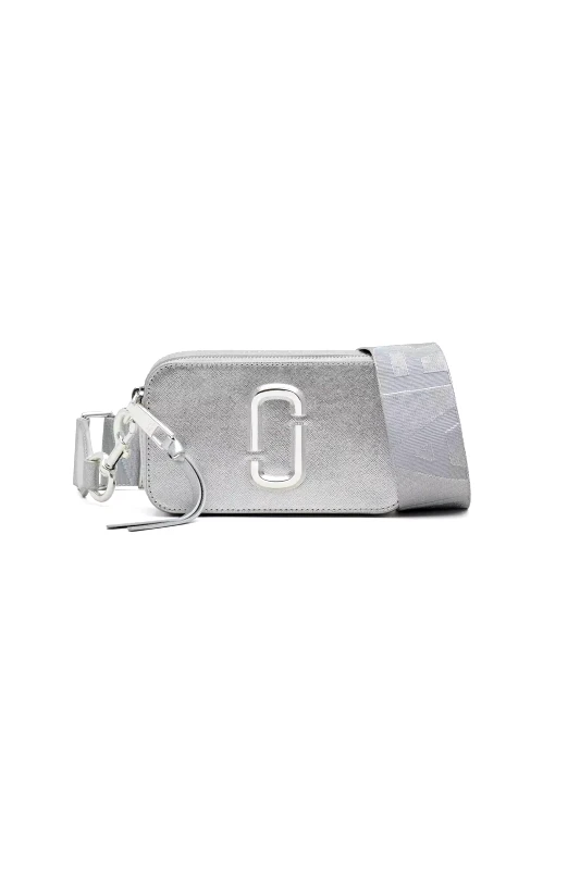 MARC JACOBS Marc Jacobs γυναικείο δερμάτινο mini bag με μεταλλικό λογότυπο "The Metallic Snapshot" - 2F3HCR056H01 Ασημί
