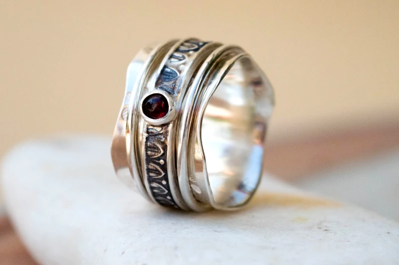 SILVERstro Ασημένιο spinner δαχτυλίδι με Γρανάδα(Red Garnet)