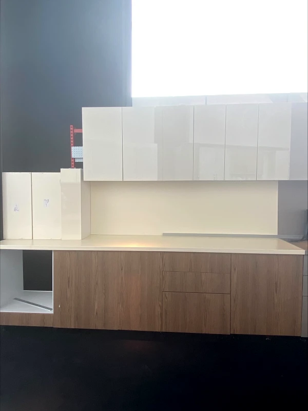 Alfa Wood Σύνθεση Κουζίνας μήκους 5,6 μ. ύψος 2,17 μ βάθος 0,60 μ, MDF Καρυδί / Κρεμ OEM