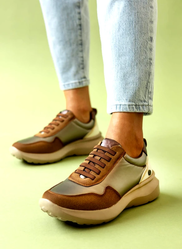 Xti Footwear Sneakers με γυαλιστερό ύφασμα Xti 143359 - Καφέ
