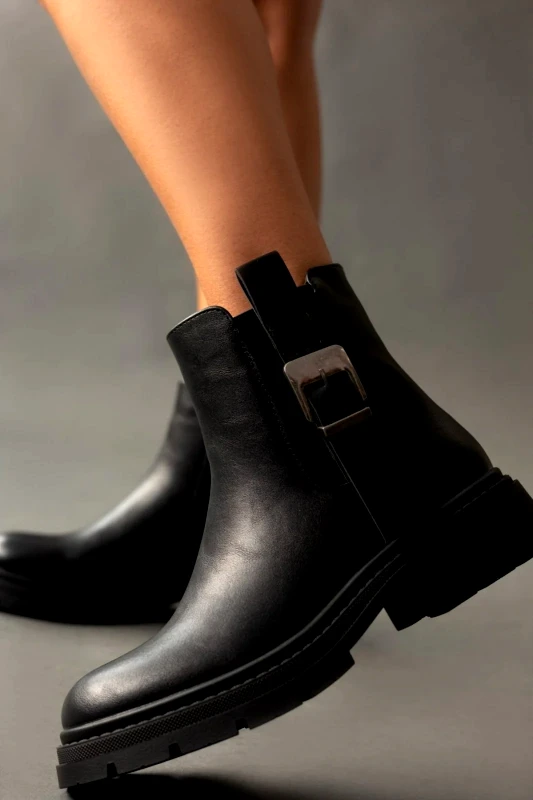 ERYNN ERYNN Chelsea Buckle Boots - RXJ-249 - Μαύρο