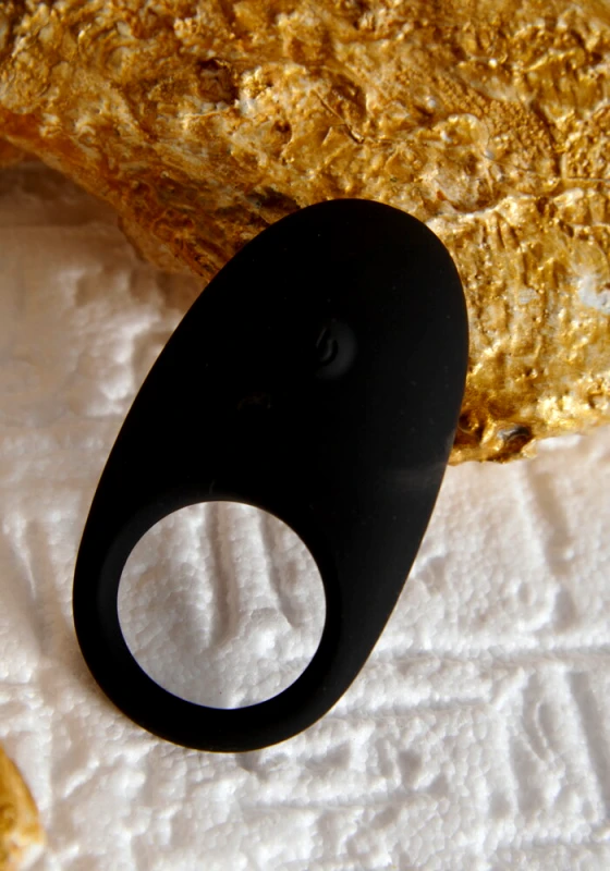 Sweetvibes Δονούμενο δαχτυλίδι πέους Easy Peasy Cock Ring - Μαύρο