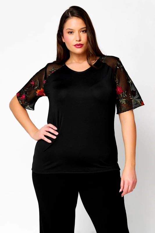 JUCITA Κοντομάνικη Ελαστική Μπλούζα με Κεντητά Μανίκια Alcmene