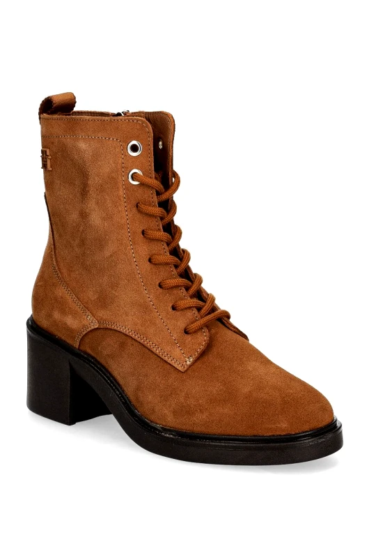 Σουέτ μπότες Tommy Hilfiger SUEDE MID HEEL LACEUP LOGOTAPE γυναικείες, χρώμα: καφέ, FW0FW08090 φωτογραφία