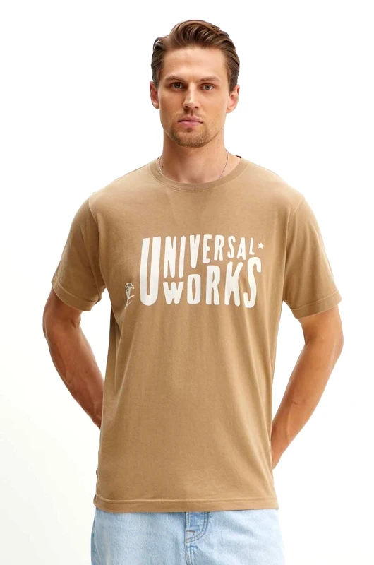 Universal Works Βαμβακερό μπλουζάκι Universal Works Mystery Train Print Tee ανδρικό, χρώμα: μπεζ, 29182