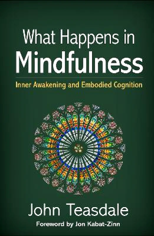 Guilford Press What Happens in Mindfulness: Inner Awakening and Embodied Cognition John Teasdale Guilford Press Hardback