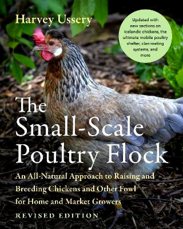 Chelsea Green Publishing Co The Small-Scale Poultry Flock, Revised Edition: An All-Natural Approach to Raising and Breeding Chickens and Other Fowl for Home and Market Growers Harvey Ussery Chelsea Green Publishing Co Paperback / softback